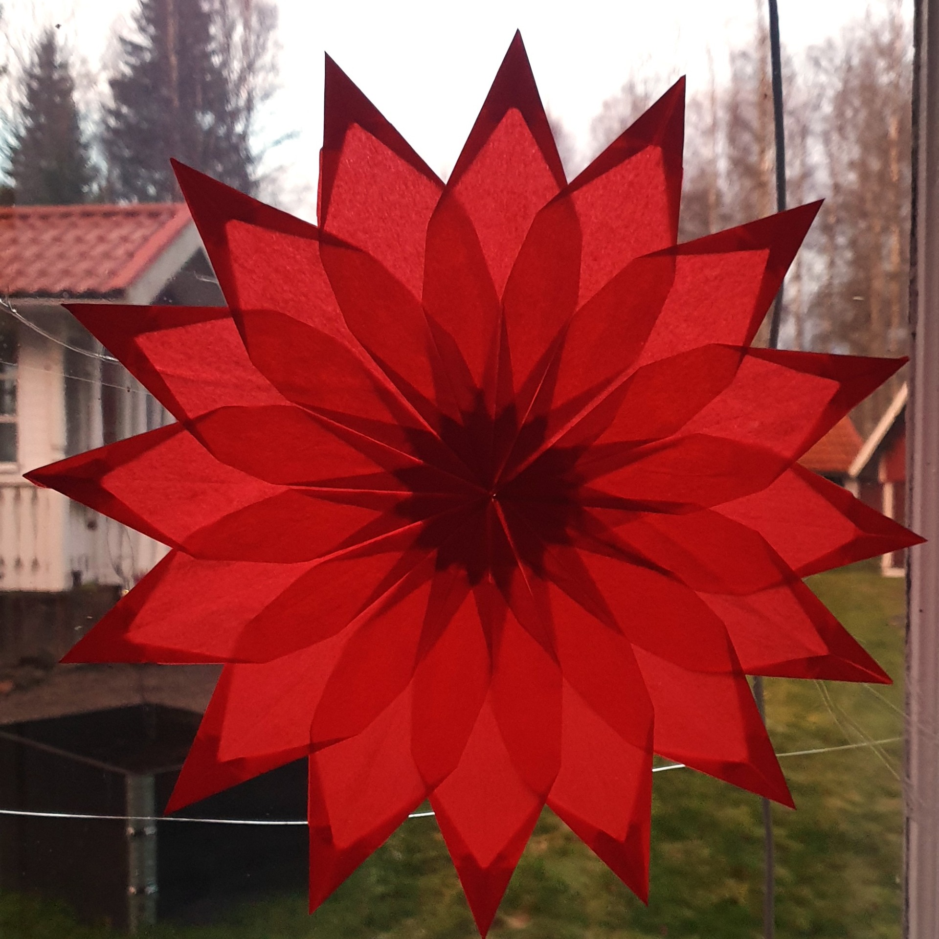 Denna stjärna är gjord med rött silkespapper.