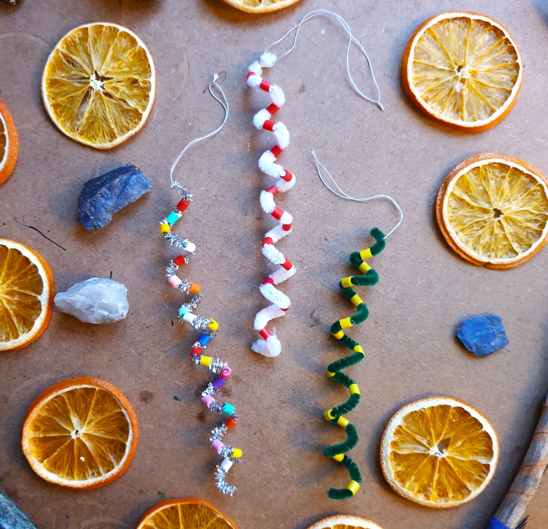 Snabbfixat julgranspynt av piprensare, pärlor och tråd!