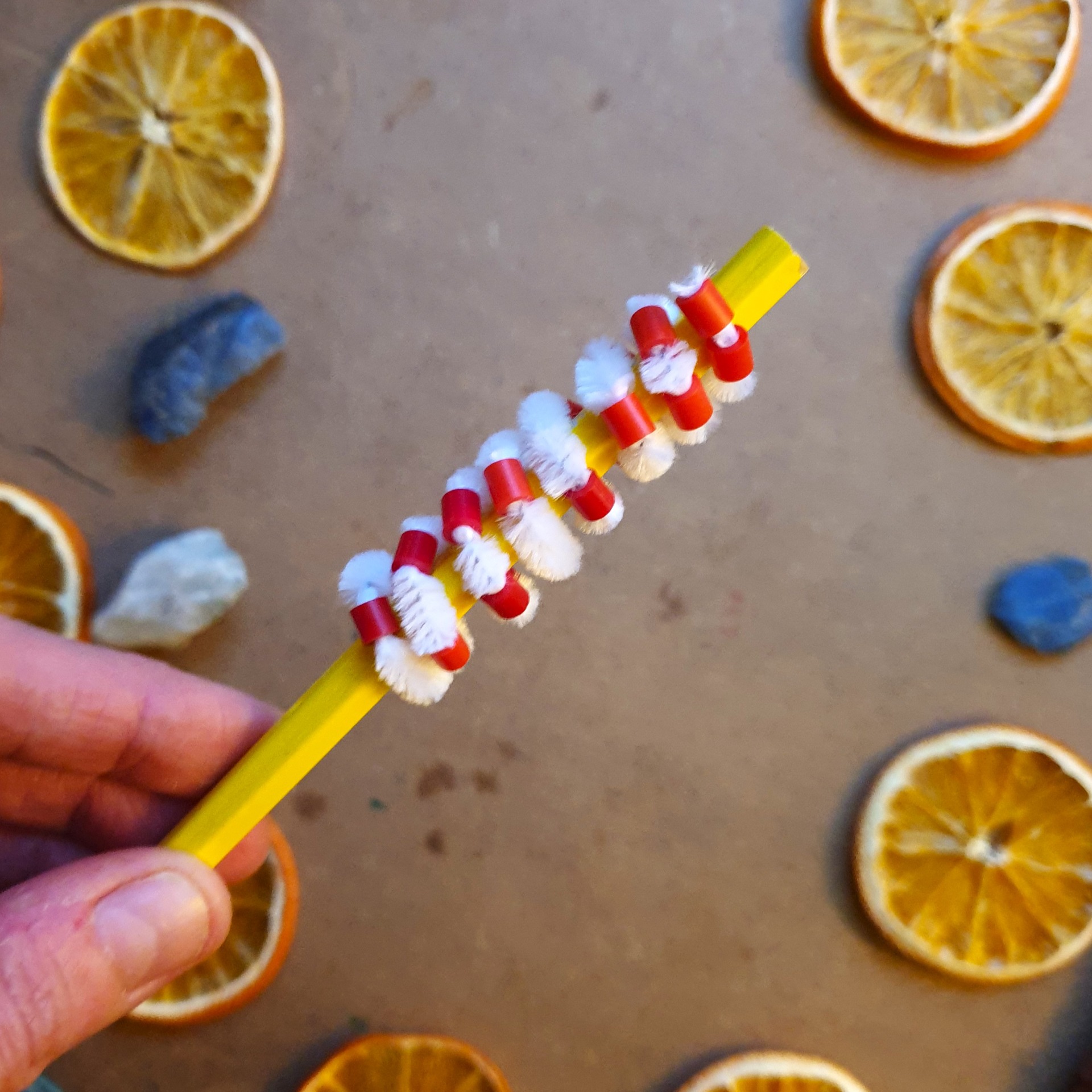 Fica sprialform genom att linda piprensaren runt en penna.