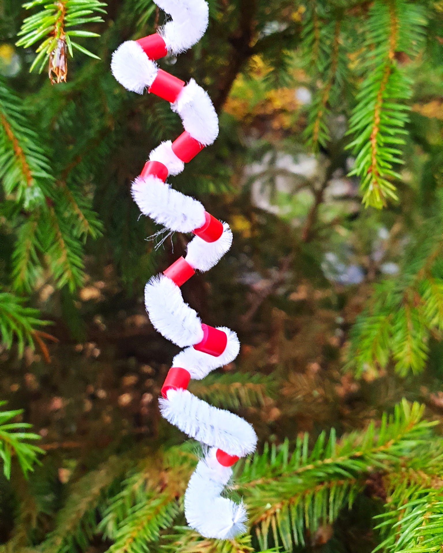 Spiralen hänger i granen som en polkagris.